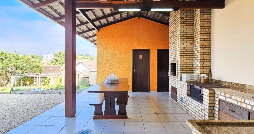 Casa à venda no bairro Água Verde