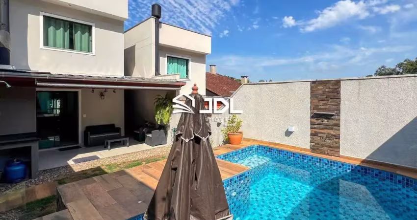 Lindo sobrado 2 suítes, passagem lateral e piscina em ótima localização no bairro escola agrícola.