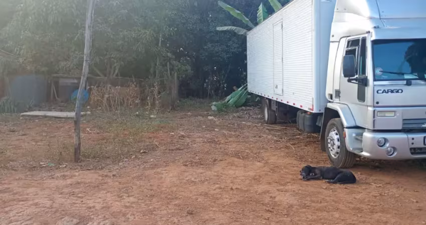 Vende se lote dentro de condomínio na estrutural do lado da rua 06