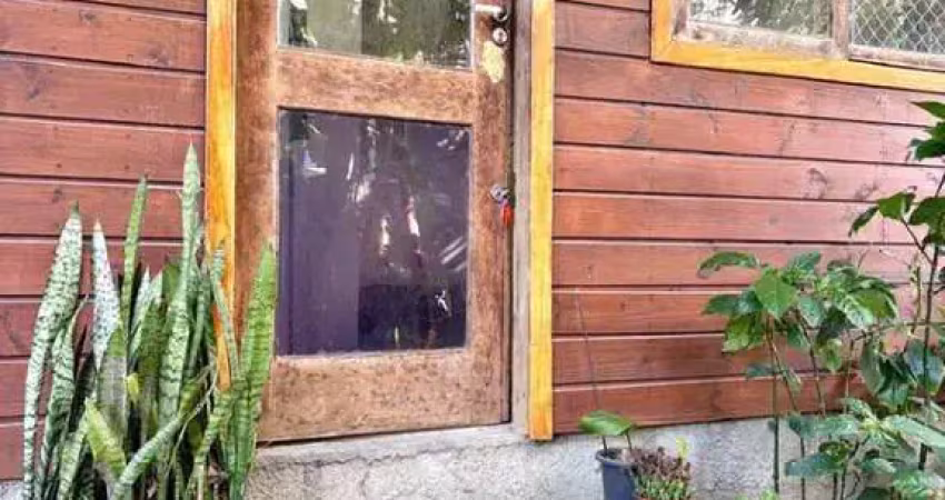 Sobrado para locação em florianópolis, armação do pântano do sul, 1 dormitório, 1 banheiro