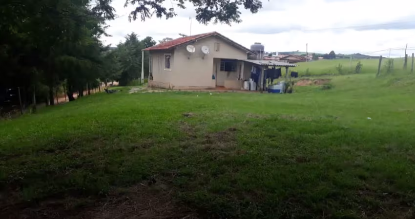 Lindo sítio em itapeva, de 8.900 m², no bairro guarizinho, próximo do asfalto, 37 km da cidade, todo aberto, excelente para plantação, moradia ou lazer, todo cercado, casa com laje de 2 quartos, sala,