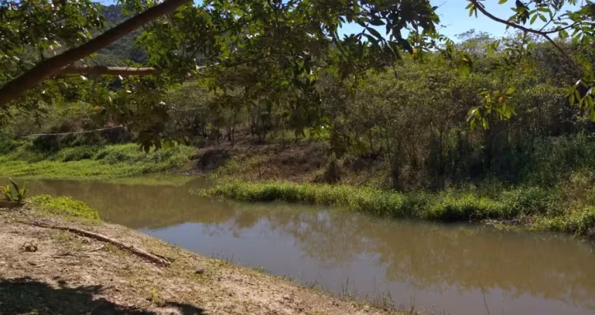 Linda chácara tapiraí, 800 m², 2,5 km asfalto, casa 3 quartos, rio no fundo, doc. ok.