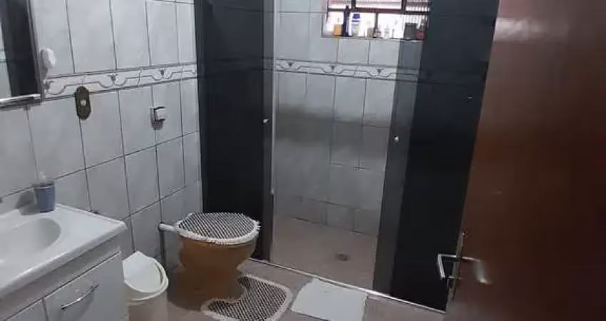 Casa linda e espaçosa com quintal amplo para nova construção