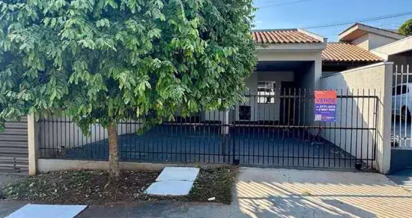 Residência com boa iluminação natural e  ampla garagem
