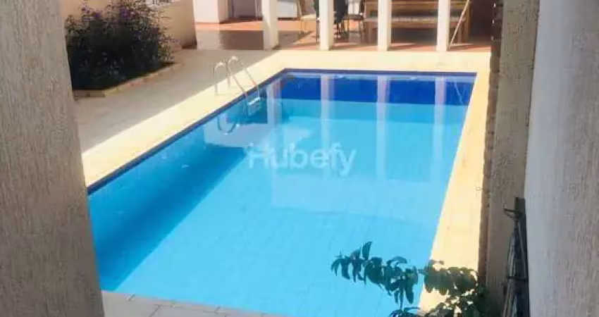 Sobrado de alto padrão com piscina aquecida e energia solar