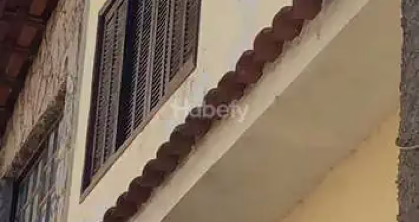 Casa com telhado de telhas inglesas e janelas de portas de madeira. com acabamento externo em pedras remete a casas da toscana italiana, sendo aqui nossa toscana mineira!!!!