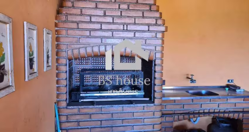 Casa assobradada com churrasqueira e 2 vagas - jardim das maravilhas