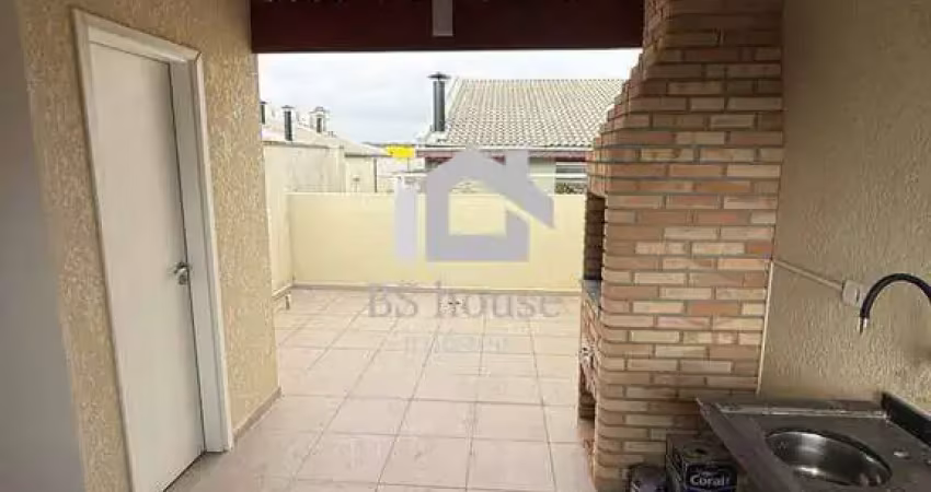 Casa assobradada com baixo condomínio, com churrasqueira e 2 vagas