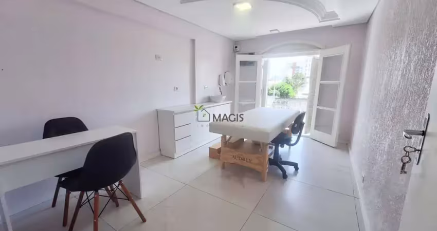 Sala equipada com maca e cadeiras para locação no centro clínico lenuve | r  1.400