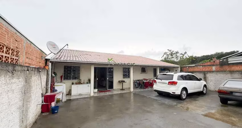 Casa térrea com terreno amplo e dois dormitórios em fazenda rio grande pr