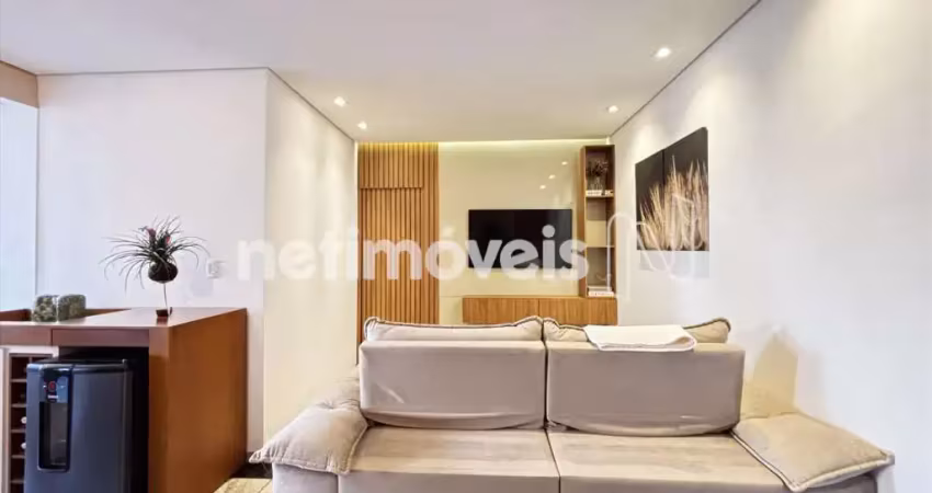 Belíssimo apto. 03 quartos localizado em prédio pequeno com elevador!!