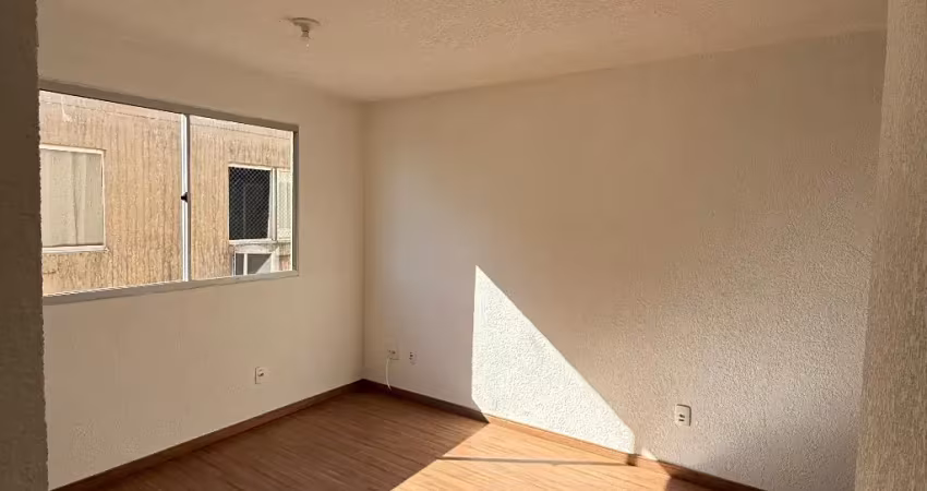 Apartamento 2 quartos, reformado, piso laminado com ótima posição solar.