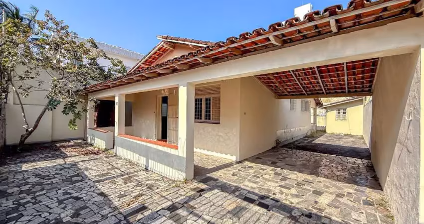 Aluga-se casa anual a 300m da orla da praia do morro com 2 quartos, quintal, garagem para 2 carros e ótima localização próxima a comércios e serviços.