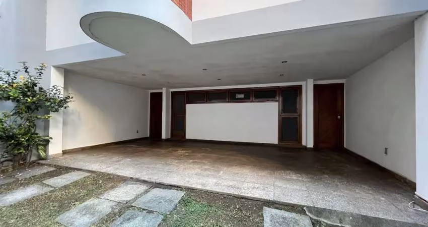 Casa duplex disponível para locação anual no coração da cidade, a 300 metros das praias das castanheiras e areia preta, em região super valorizada e