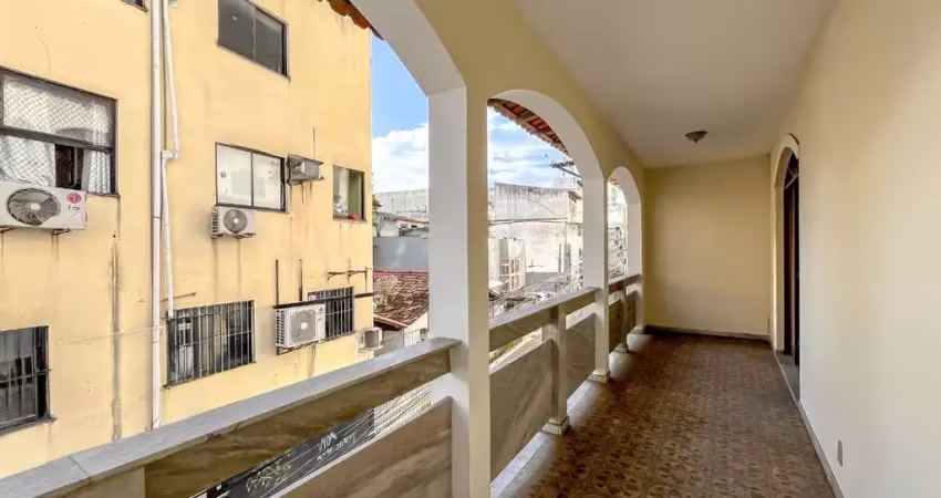 Casa com 3 quartos sendo 2 suítes disponível para locação anual no centro em guarapari/es. agende já uma visita!