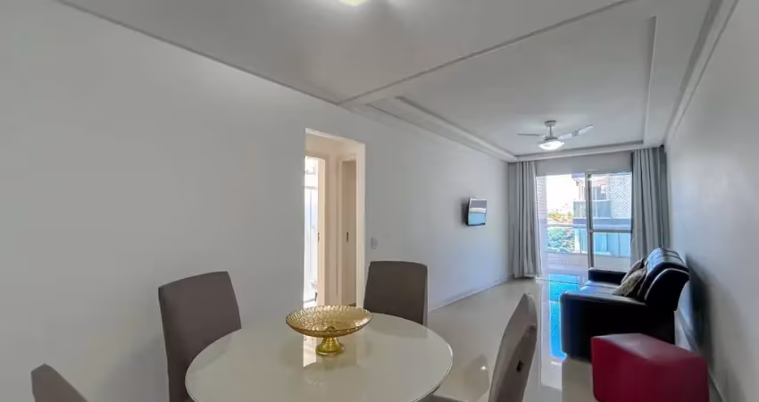 Apartamento mobiliado com 2 quartos, sendo 1 suíte, à venda em localização privilegiada, amplo, iluminado, com vaga de garagem e área de lazer.
