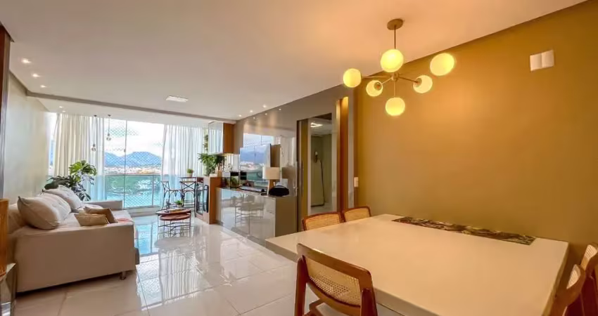 Apartamento mobiliado à venda no centro de guarapari, a poucos minutos das praias, com 2 quartos sendo 1 suíte, 1 vaga e linda vista para o canal.