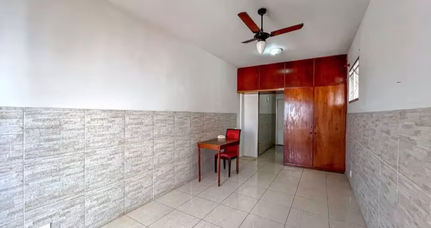 Oportunidade de investimento! linda kitnet à venda, mobiliada, próximo as praias da areia preta e castanheiras em guarapari/es. marque uma visita!