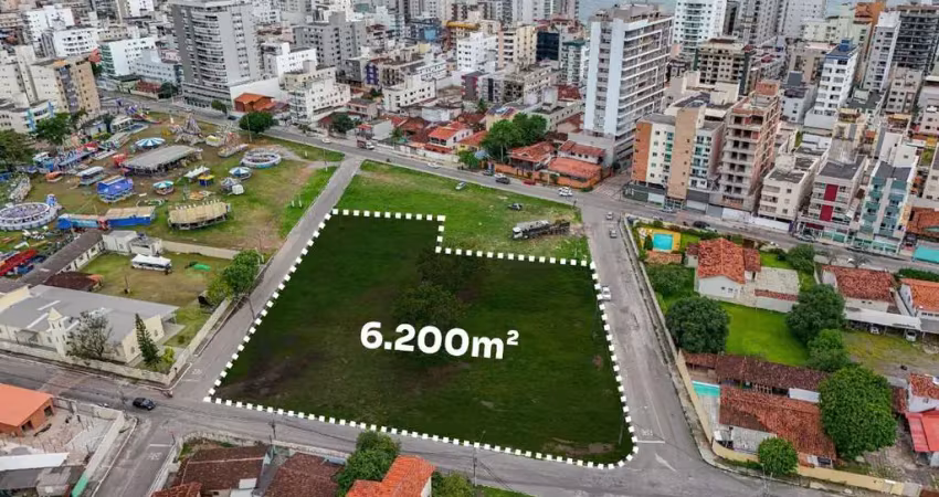 Área à venda na praia do morro em guarapari/es com 6.200m² em 12 lotes, localização estratégica a 450 metros da praia e próximo ao comércio.