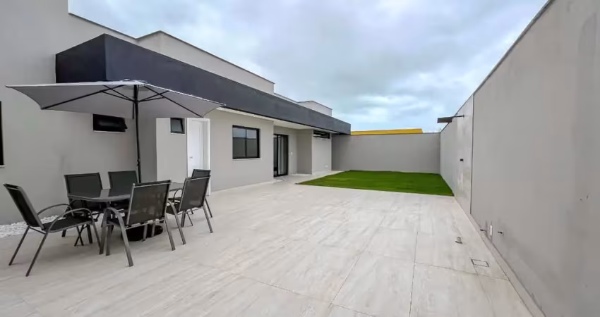 Casa com 3 quartos, suíte, 4 vagas e área externa localização tranquila, acabamentos premium e pronta para morar em nova guarapari/es.