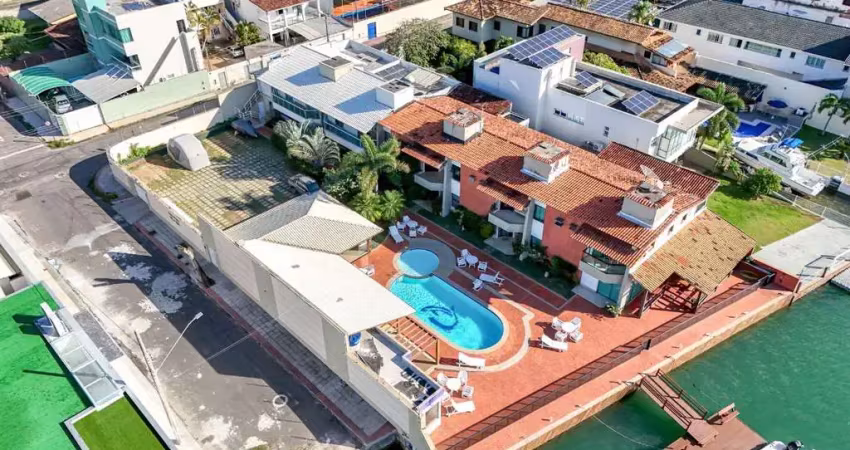 Casa de alto padrão à venda em condomínio fechado no canal de guarapari/es - 4 quartos, piscina, 1.500m2 de terreno e píer para até 5 lanchas.