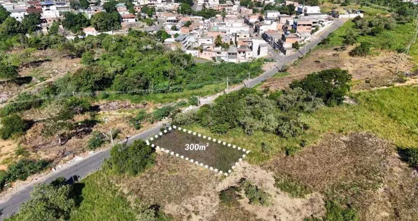 Excelente terreno plano, sol da manhã em rua asfaltada próximo ao centro de guarapari-es