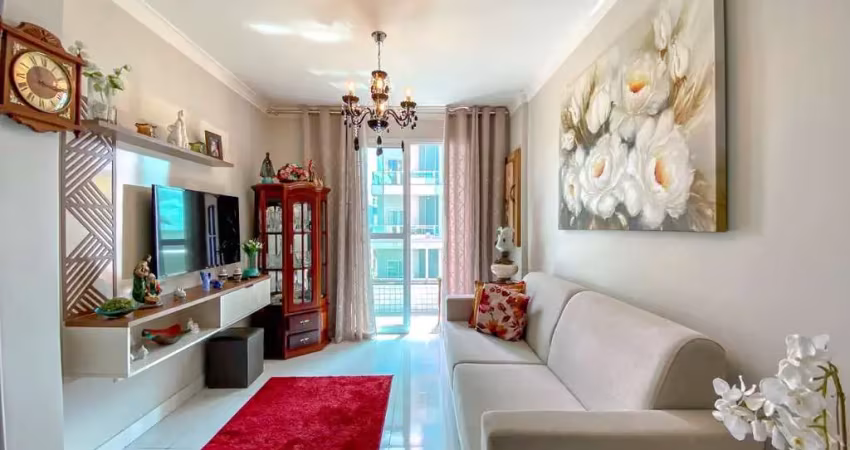 Apartamento mobiliado de 2 quartos sendo 1 suíte à 220 metros do mar, vaga de garagem, frente pra rua em prédio novo. marque uma visita!
