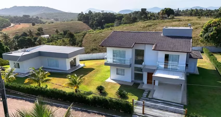 Espetacular casa à venda situada em um dos melhores condomínios fechado de guarapari/es. marque uma visita e se encante!