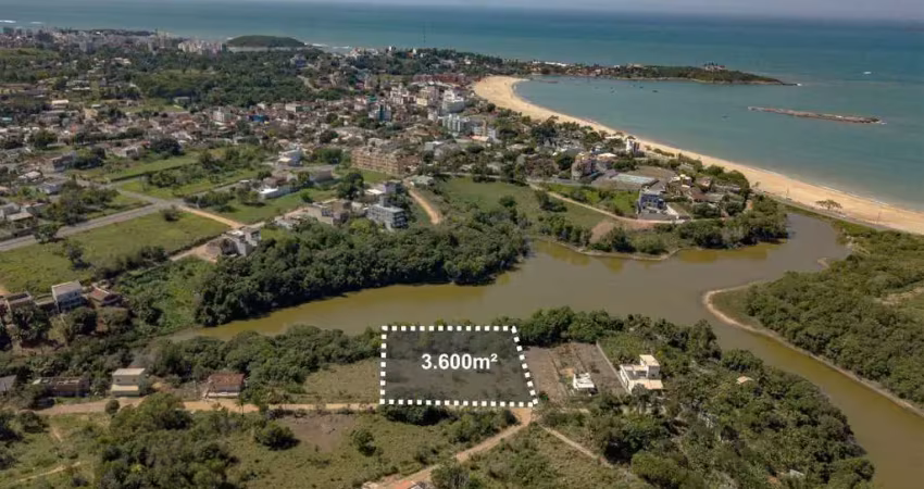 Terreno a venda em meaipe com aproximadamente 3.600m², com frente para lagoa e pertinho da praia de meaipe em guarapari/es.
