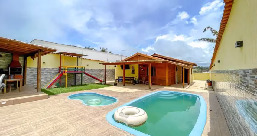 Casa super aconchegante à venda com 04 quartos, sendo 01 suíte, lazer com piscina adulto e infantil, espaço gourmet com churrasqueira, nova guarapari.