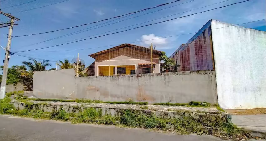Casa à venda meaípe, guarapari/es. casa necessitando de reforma, terreno de esquina composta por 03 quartos sendo 01 suíte, 2 salas e área exxterna.