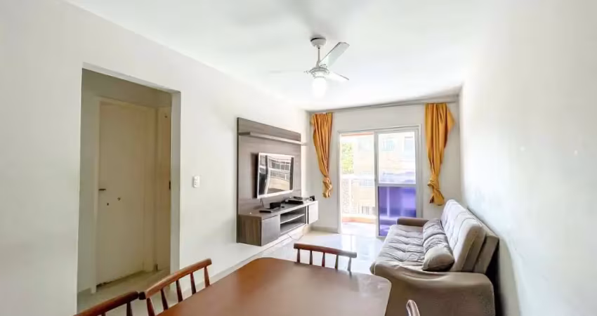 Oportunidade! amplo 2 quartos + dce, 1 vaga, reformado com porcelanato e fino acabamento! localização privilegiada à 120m da orla da praia do morro.