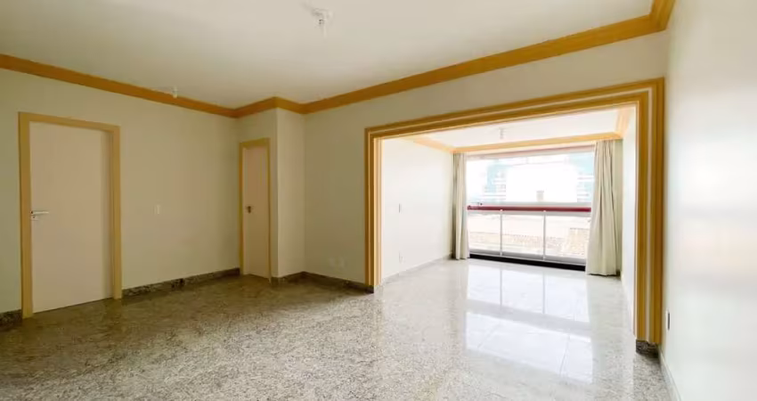 Linda cobertura duplex com 4 quartos sendo 3 suites, 2 vagas, reformada com fino acabamento no centro de guarapari/es, à 200m da praia.