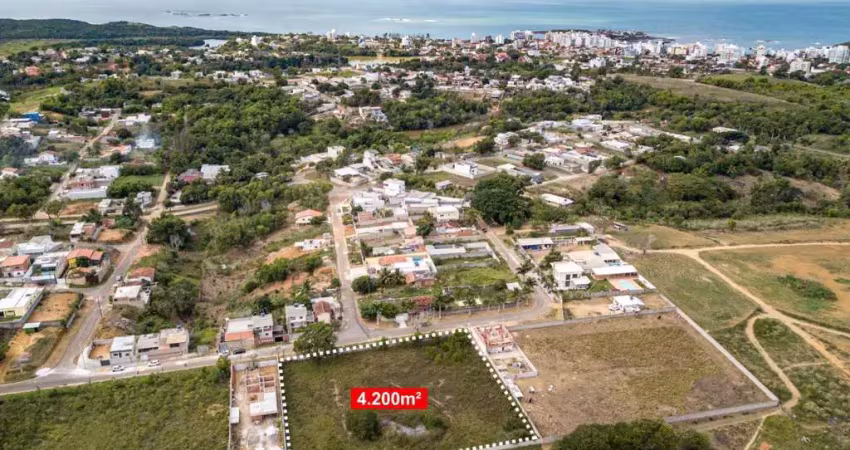Excelente área à venda com 4.200 m2 em nova guarapari, plana, murada, rua asfaltada, escriturada e registrada! marque uma visita sem compromisso!
