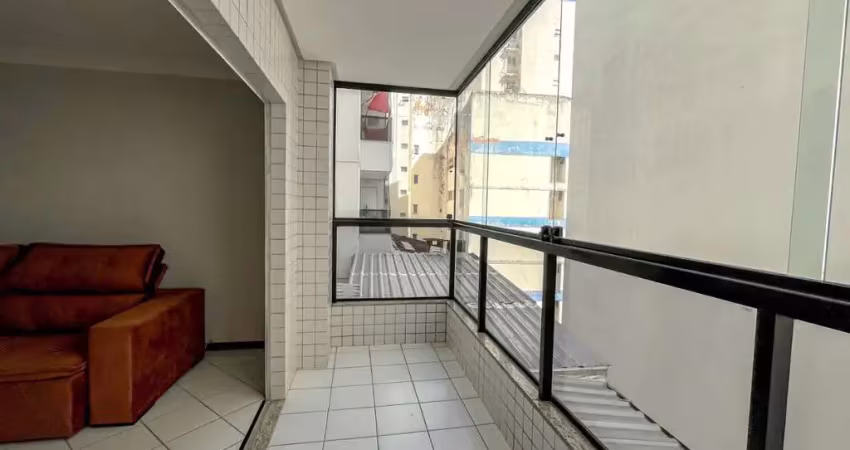 Apartamento à venda no centro de guarapari/es, 2 quartos mobiliado, área de lazer completa à 70 metros da praia da areia preta. marque uma visita!