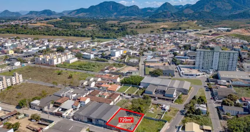 Ótimo terreno à venda com 720m² na praia do morro com boa localização, perto de escola, academia, padaria e restaurante.