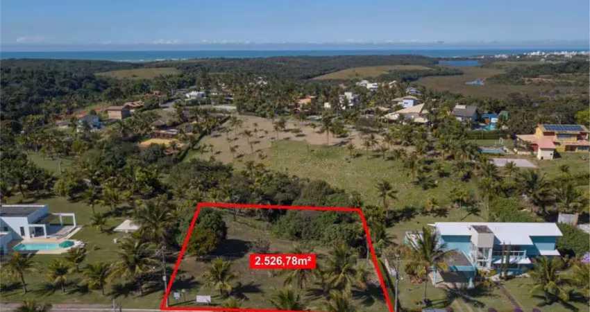 Excelente lote à venda no condomínio lagoa da praia em guarapari com 2.526,78 m² em condomínio fechado, com lazer, todo pavimentado e portaria 24 hr.