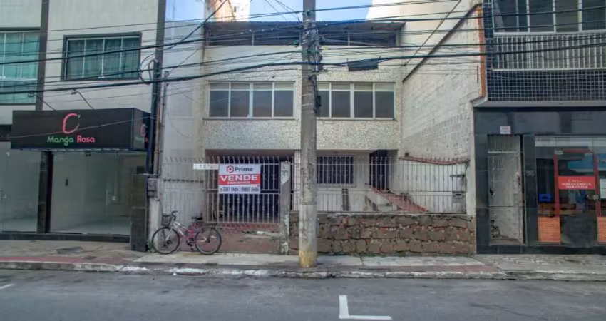 Casa com excelente localização à venda no centro de guarapari/es.
