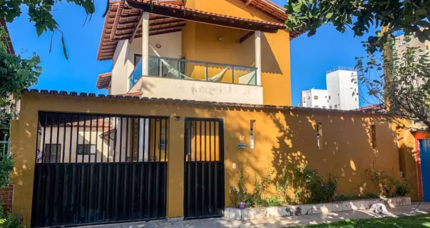 Um recanto próximo ao centro de guarapari. casa duplex com duas frentes composta de 3 quartos área para churrasco com 350m² de área construída