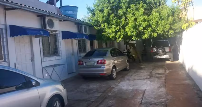 Oportunidade de investimento temporada ou anual: casa com ótima localização na praia do morro composta por 11 kitnets.