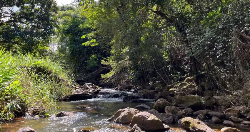 Sítio à venda com 37.000m² na rota da ferradura. com 8 suítes, piscina, rio e natureza exuberante para viver ou investir em guarapari/es.