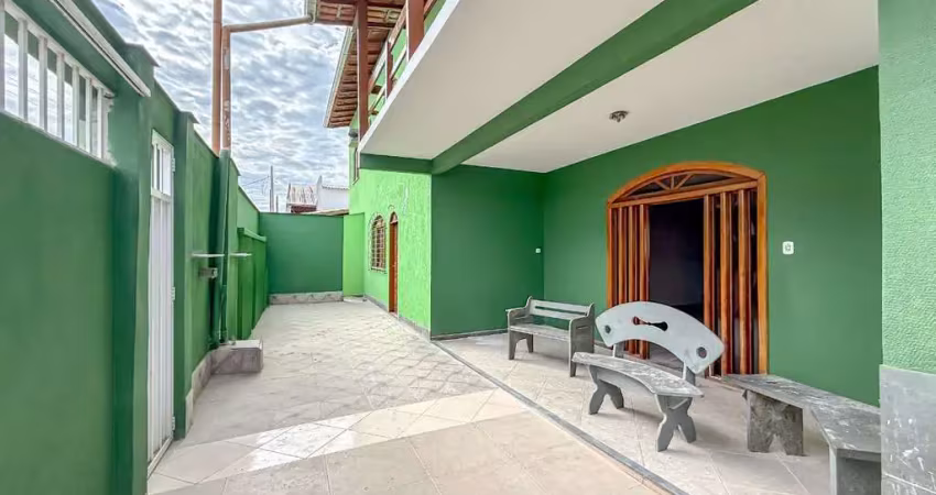 Oportunidade! casa à venda com 3 quartos (2 suítes), em localização tranquila, próxima a supermercados, feira, centro e a poucos minutos das praias.