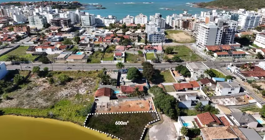 Oportunidade no mercado! lote à venda com fundo para lagoa no bairro mais badalado de guarapari/es, à poucos metros das praias de bacutia e peracanga.