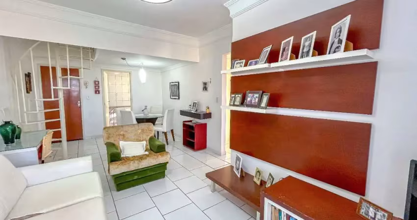 Cobertura à venda na quadra da praia de peracanga, 2 quartos, suíte, rooftop com vista livre e vaga de garagem.