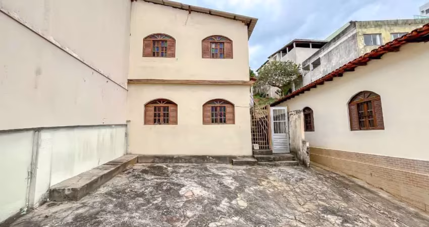 Casa duplex à venda com 2 quartos em cada andar e 2 vagas de garagem, no centro de guarapari/es.