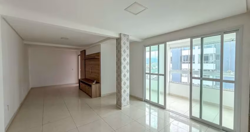 Cobertura à venda na praia do morro com 4 suítes, área gourmet, 3 varandas, 2 vagas e localização privilegiada próximo ao mar.