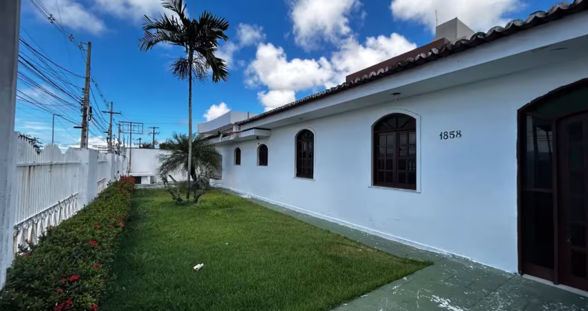 Casa comercial no bairro de candelária, a 50m da av. prudente de morais.