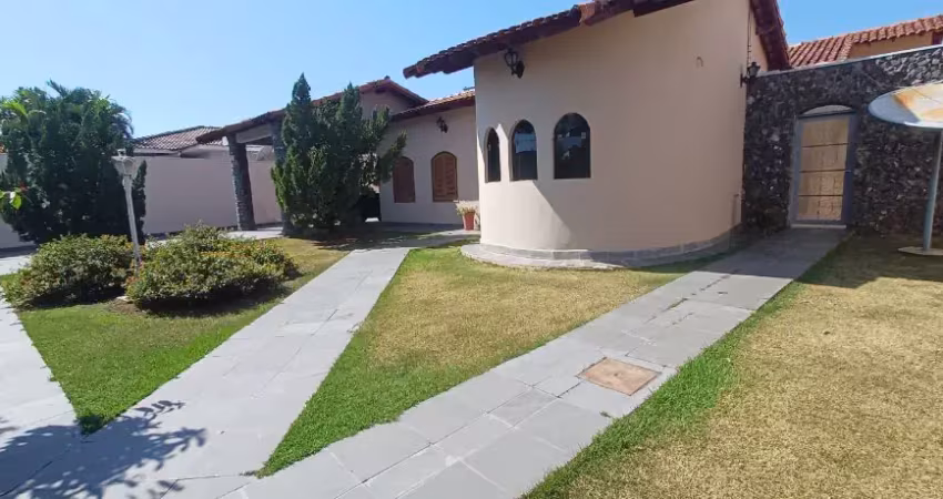 Casa três quartos + suite, sala de tv, sala de estar, sala de jantar, área gourmet com churrasqueira e piscina e edícula