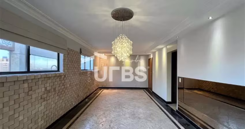 265m² distribuídos em 3 pavimentos, sendo 4 suítes, 2 salas, cozinha principal e cozinha de apoio à área gourmet, piscina, churrasqueira a carvão e forno de pizza. 1 banheiro social, banheiro de servi