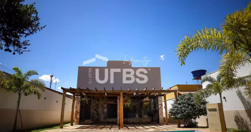Excelente casa repleta em armários e iluminação, toda em porcelanato de boa qualidade, contando ainda com 3 suítes, 4 vagas de garagem e uma excelente área de lazer.